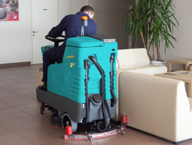 Uomo pulisce i pavimenti in un azienda